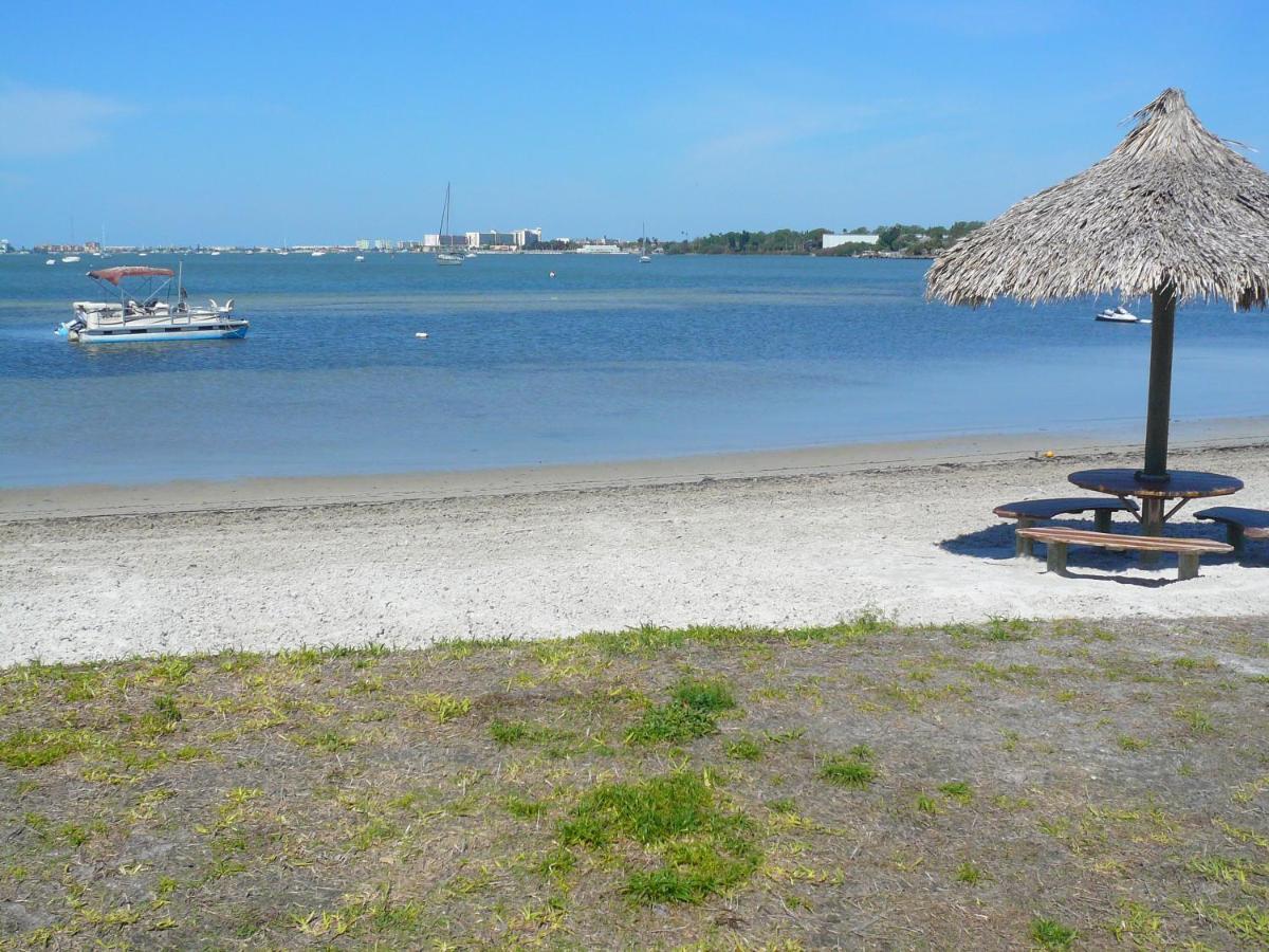 Two Bedroom Two Bath Family Condo - Sleeps Four - Unit B - Private Beach St. Petersburg Exterior photo